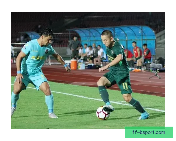 李源一中场拼抢积极展现斗志助力球队攻防转换